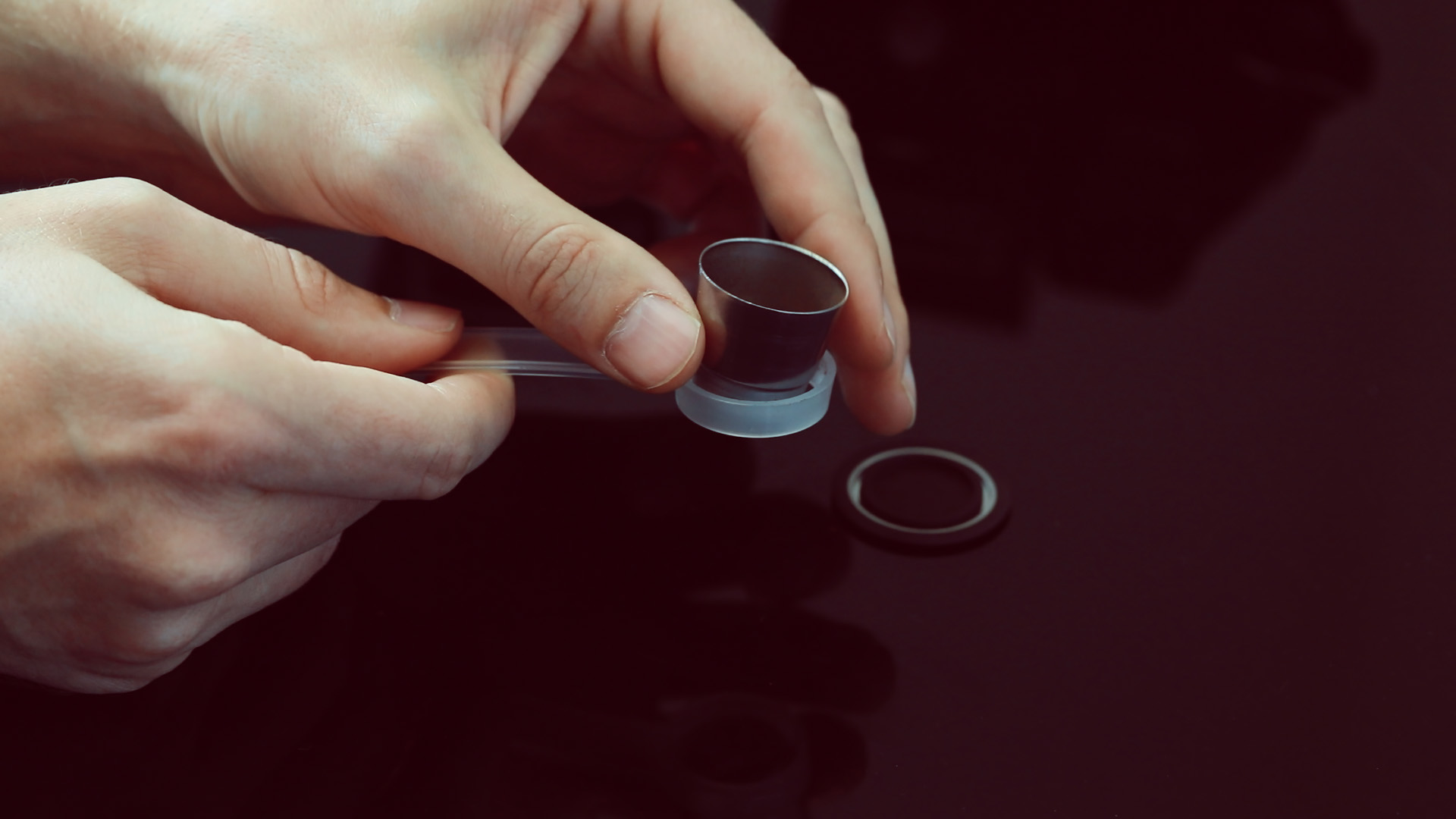 1. Kaffeekapsel in die Halterung geben