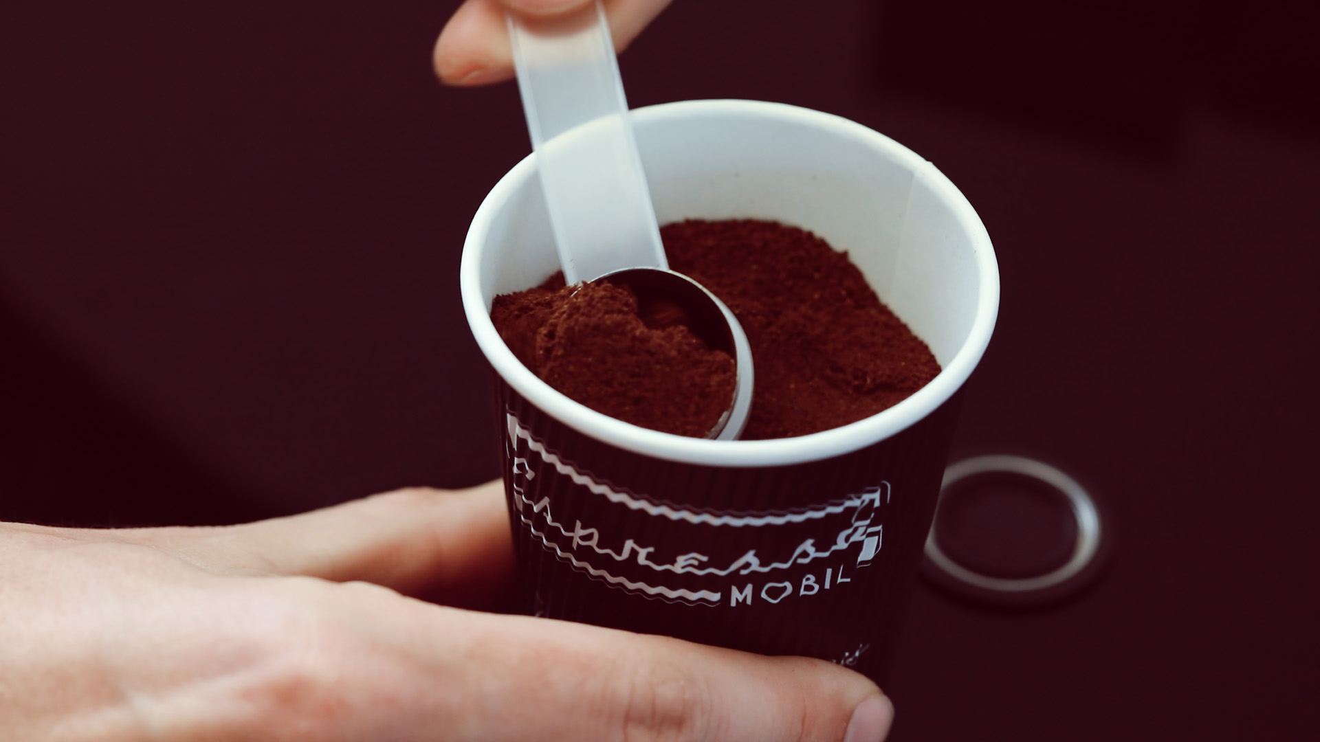 2. Kaffeekapsel mit frischem Espressomobil Kaffee befüllen