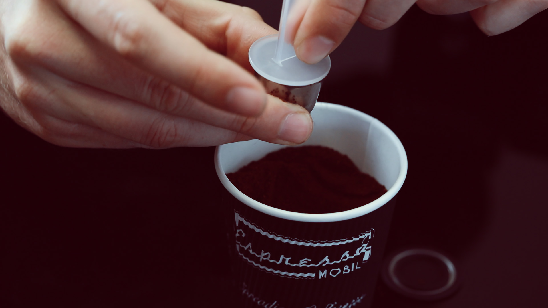 3. Kaffeekapsel mit leichtem Druck stopfen