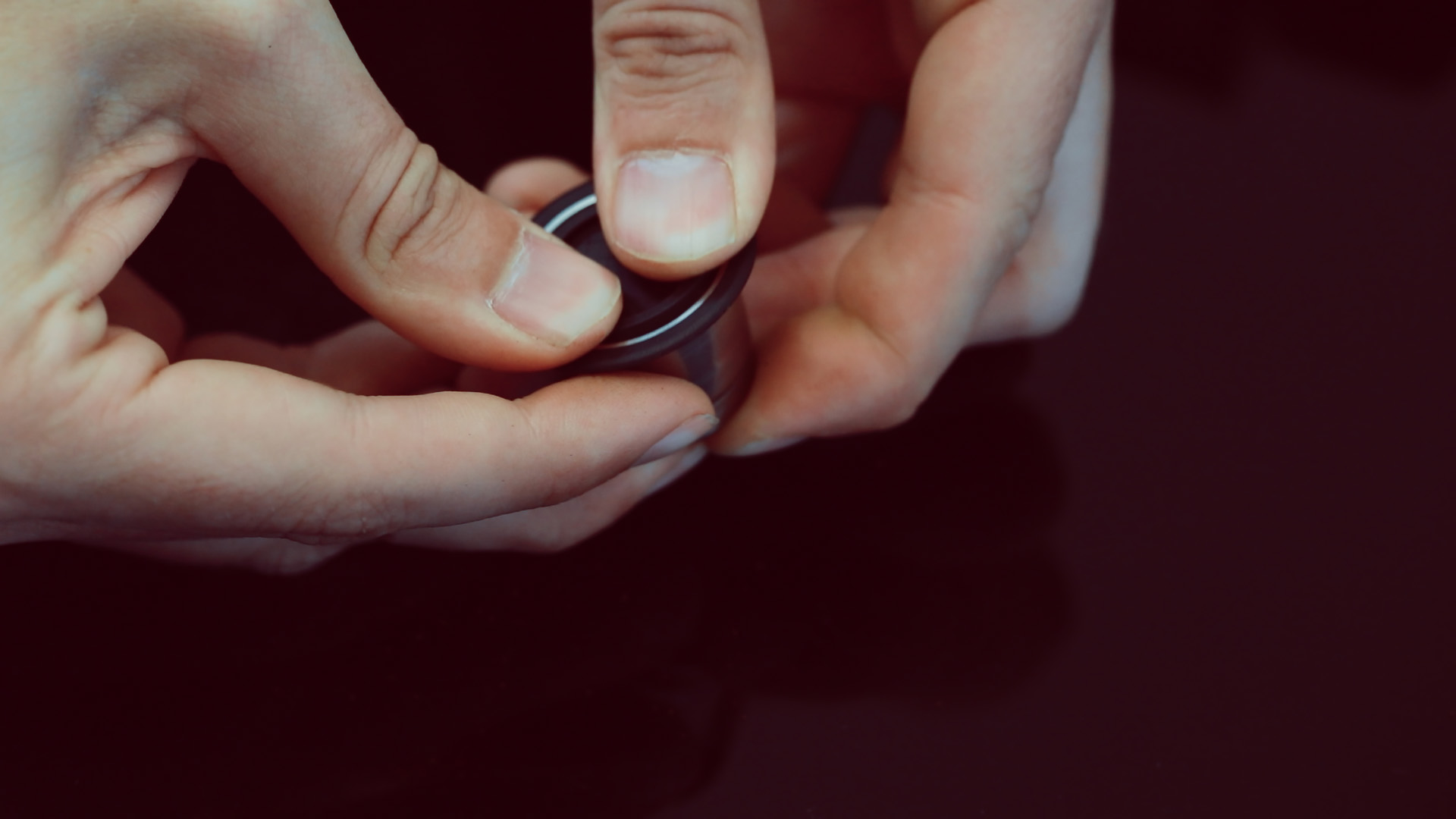 4. Kaffeekapsel mit dem schwarzen Membran schließen